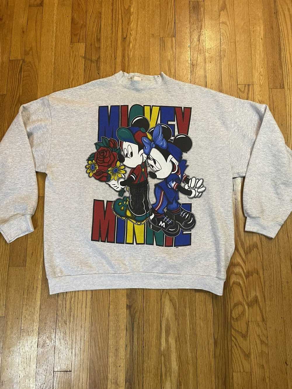 https://img.gem.app/368363454/1f/1695815841/mickey-unlimited-vintage-90s-mickey-minnie-roses.jpg