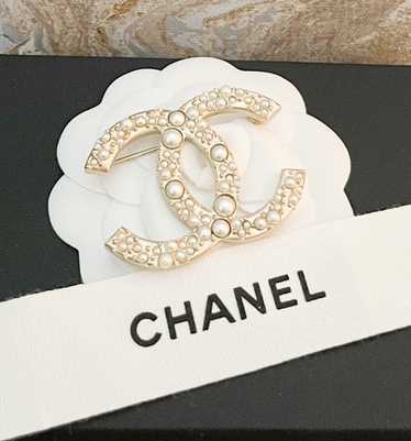 【CHANEL】faux-pearl CC-logo brooch【ランク:A】 Chanel Pearl & Crystal CC Logo Brooch Gold/Pearl (ABB779) in