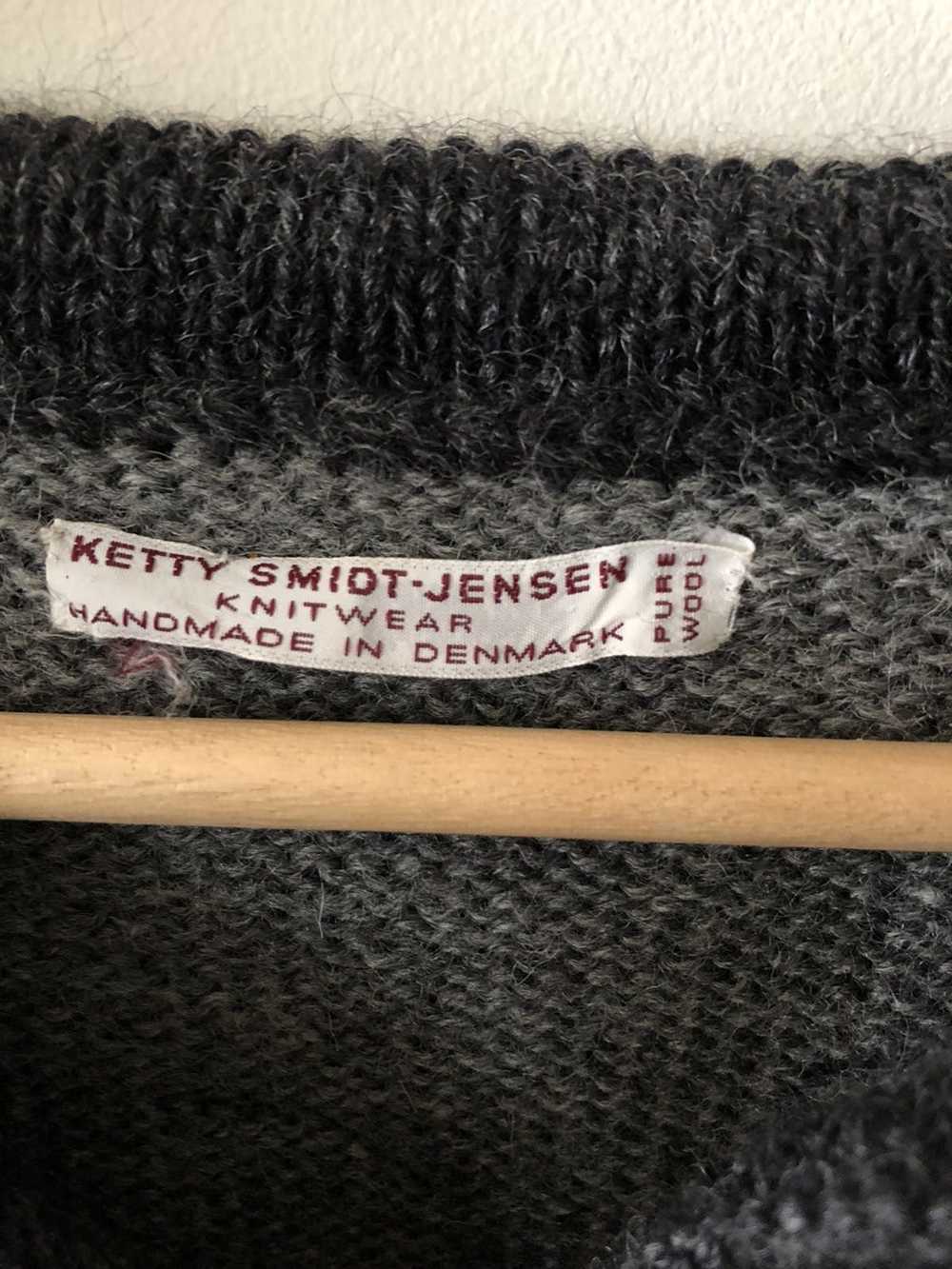 Vintage Hand-Knit Norwegian Flower Sweater - image 4