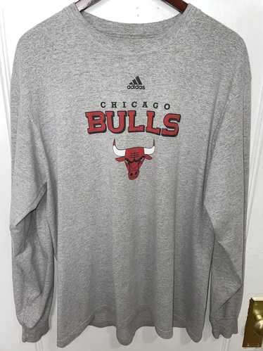 Adidas NBA Basketball Men's Chicago Bulls Long Sleeve Shirt, White –  Fanletic