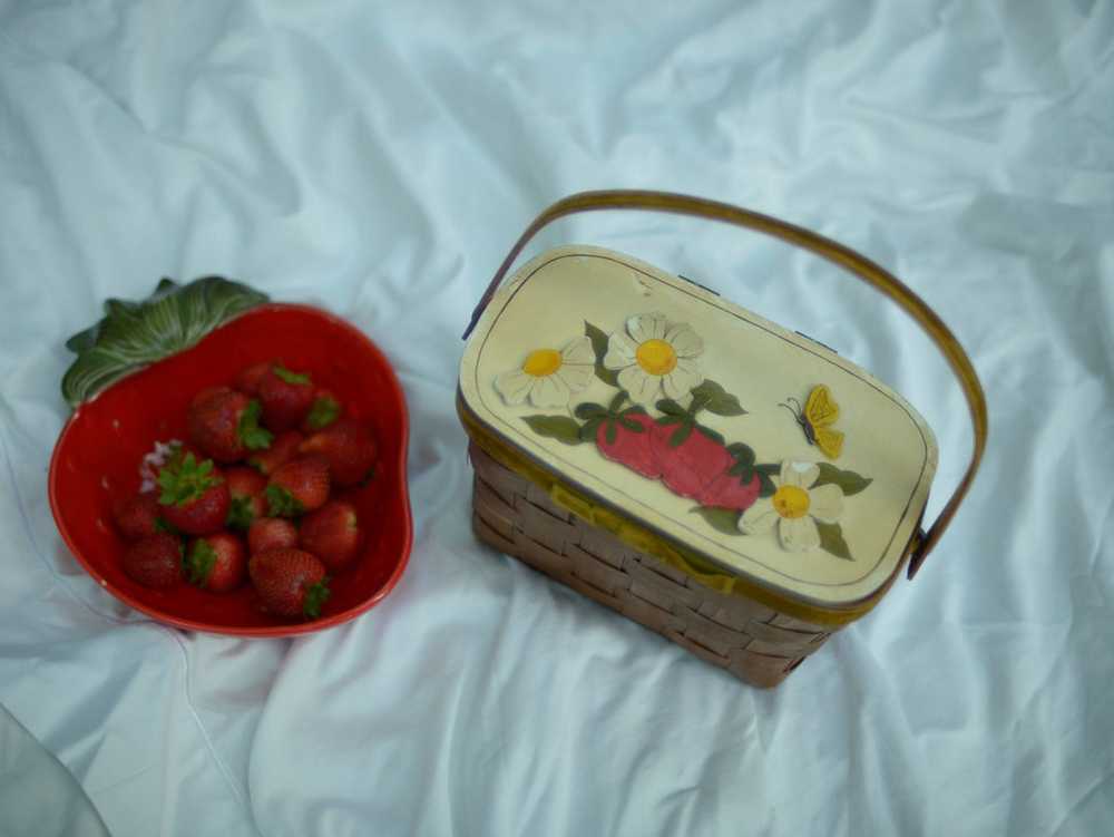 vintage wood carved strawberry top handle basket … - image 4