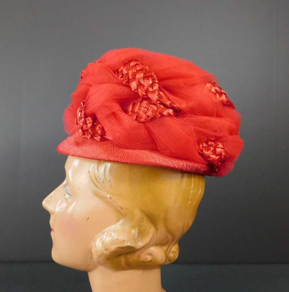 Vintage Red Tulle and Straw Raffia Hat 1960s, 21 … - image 4