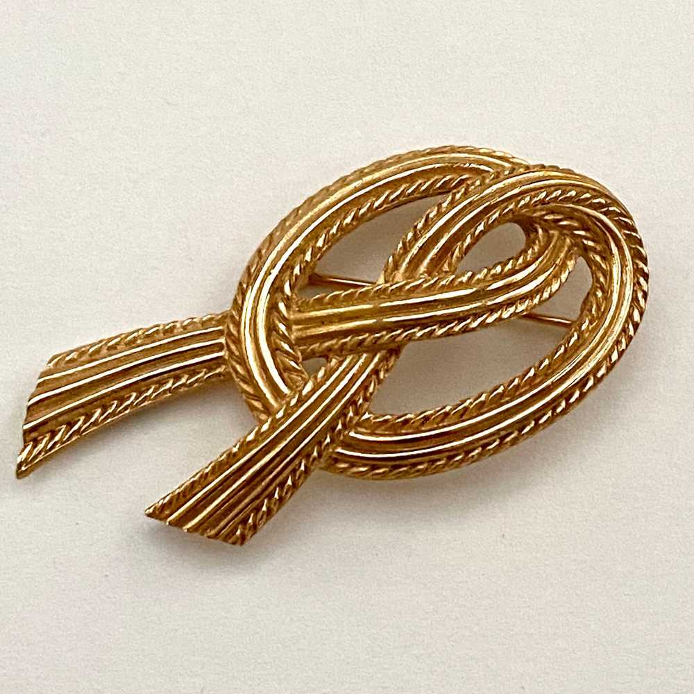 1960s Trifari Gold-Tone Brooch - image 1