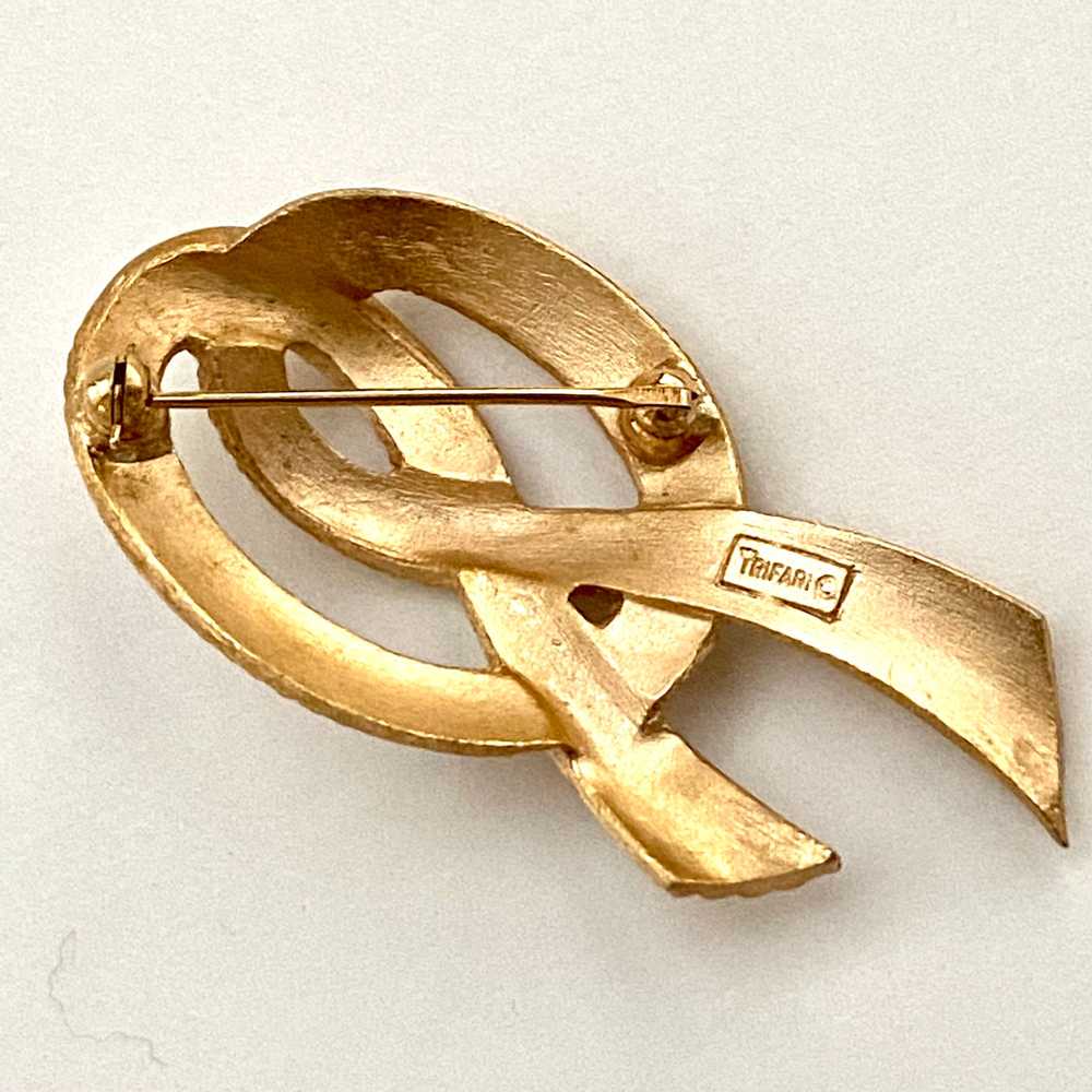 1960s Trifari Gold-Tone Brooch - image 3