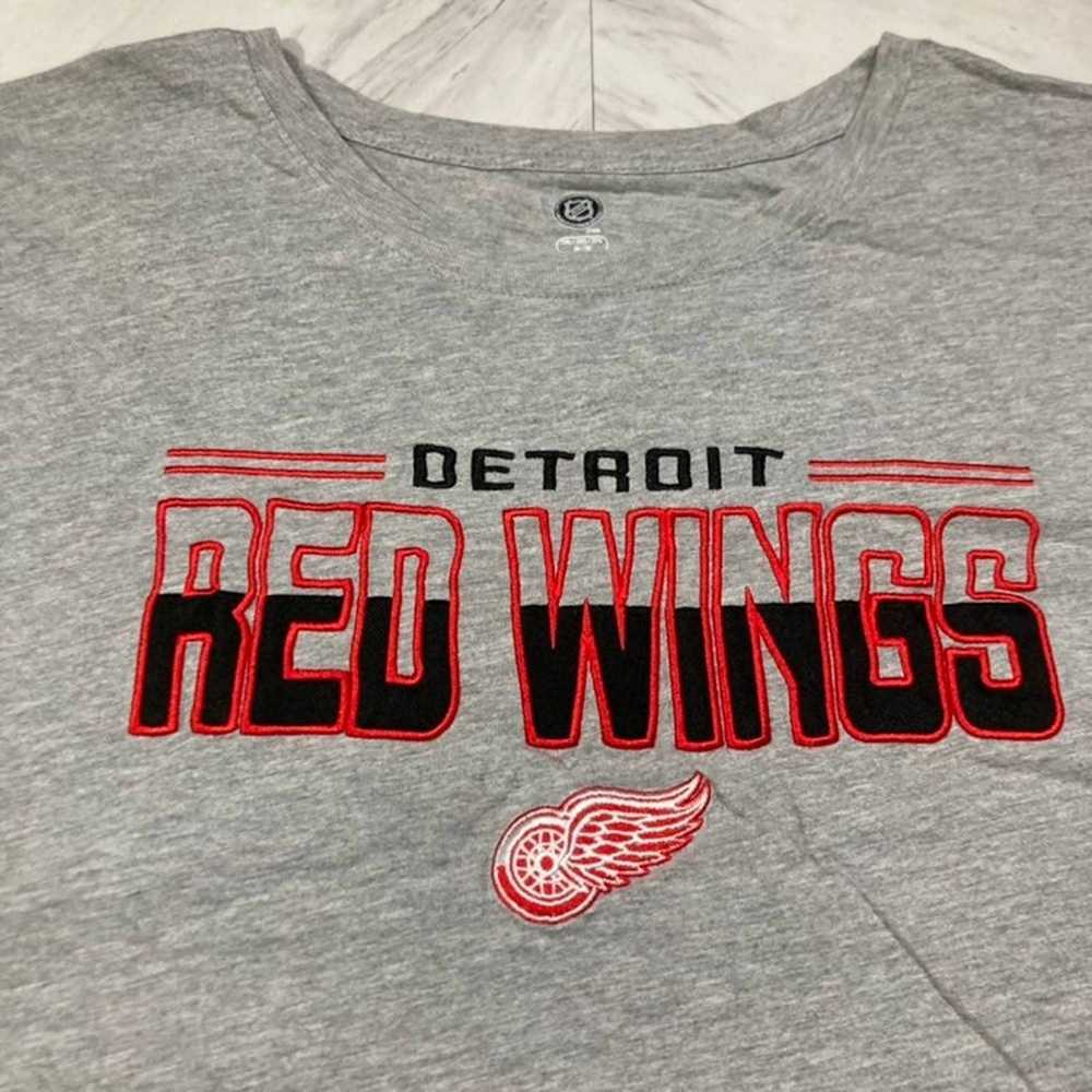 NHL × Vintage Detroit Red Wings Embroidered T-Shi… - image 2