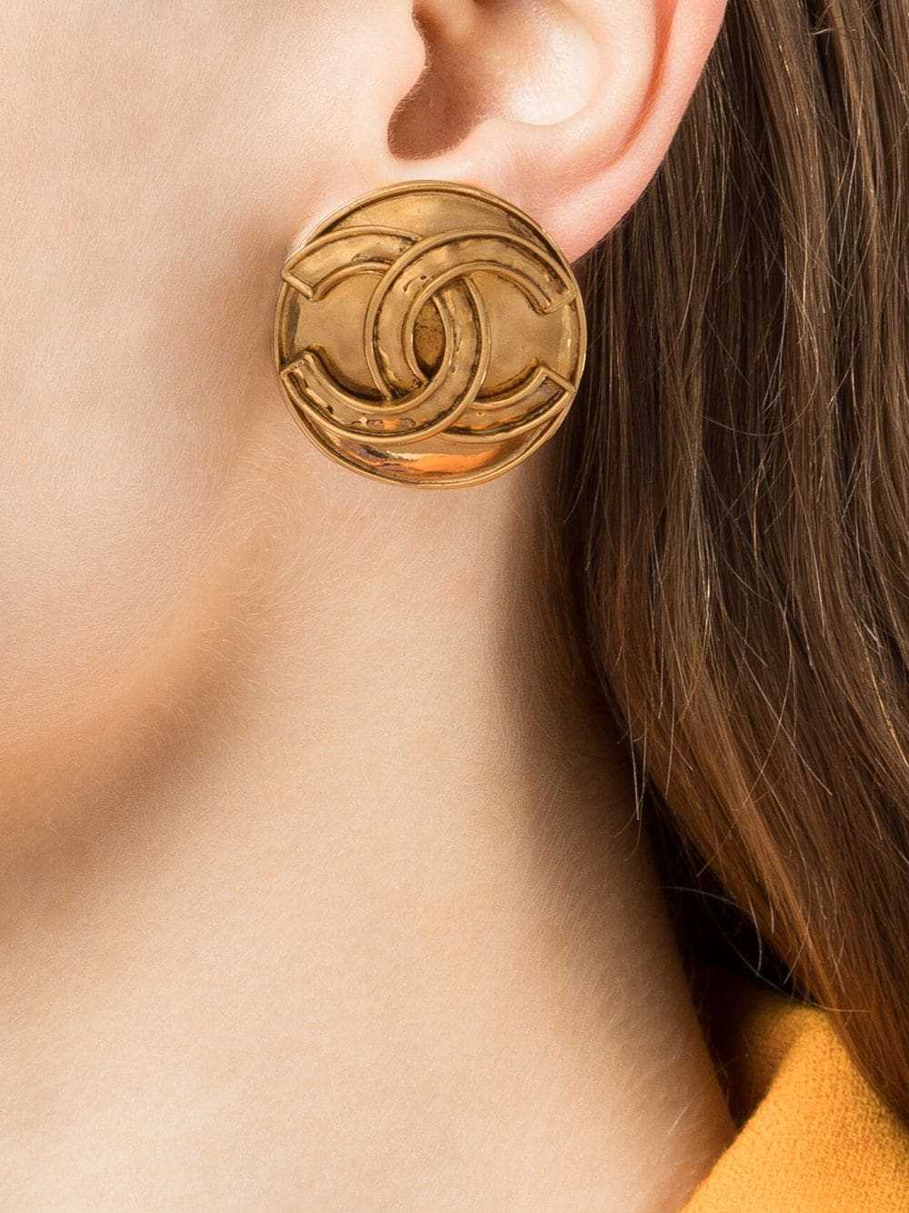 CHANEL Pre-Owned 1994 CC round clip-on earrings -… - image 2