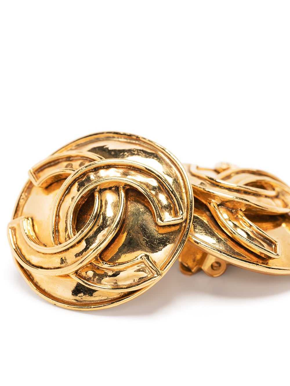 CHANEL Pre-Owned 1994 CC round clip-on earrings -… - image 3