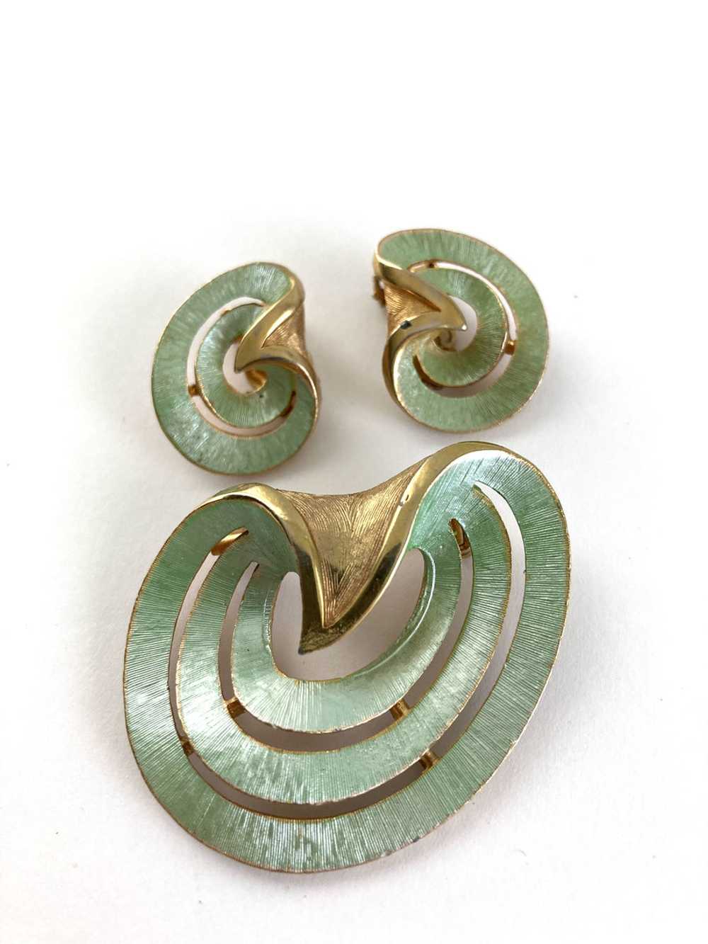 Pale Green & Gold Swirl Brooch and Earrings by JJ - image 3