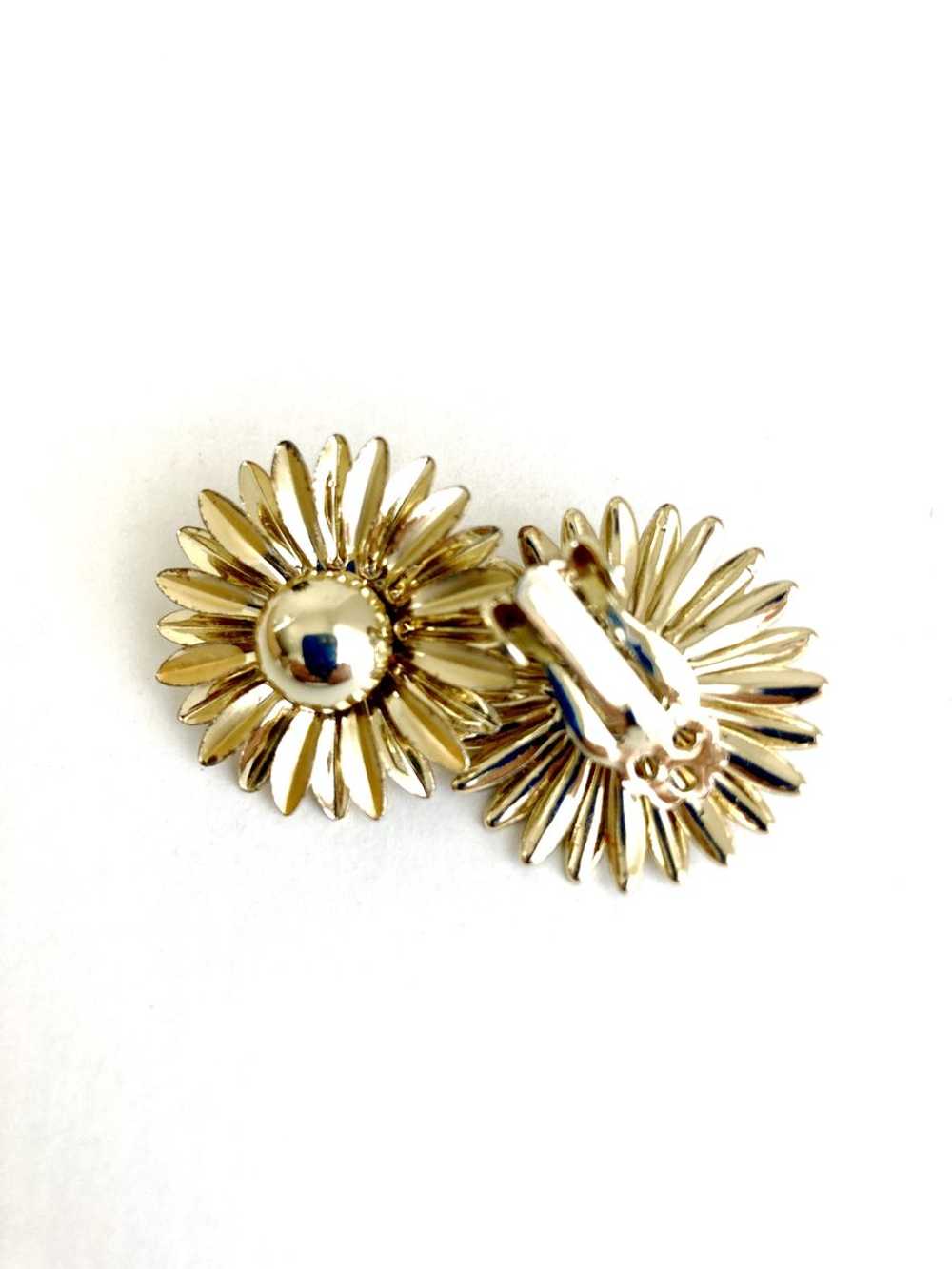 Gold Tone Daisy Clip On Earrings - image 5