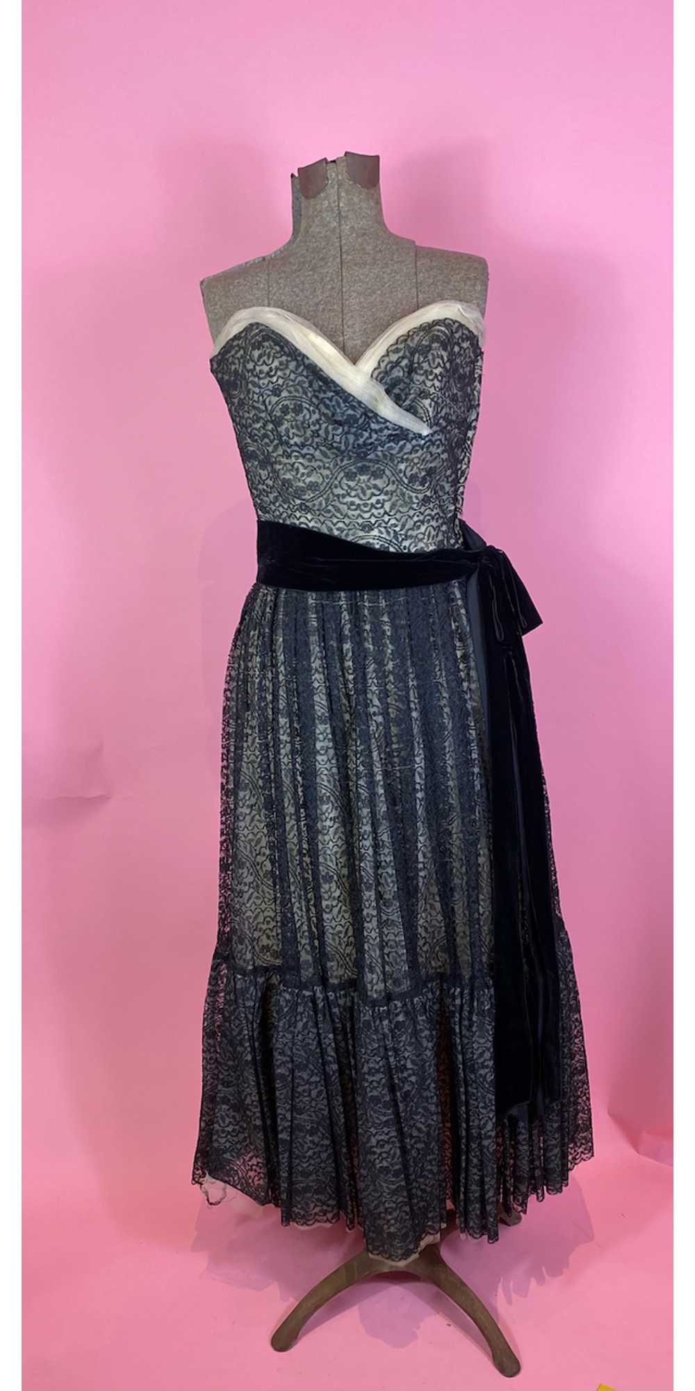 1950s Layered Lace Strapless Dress - image 1