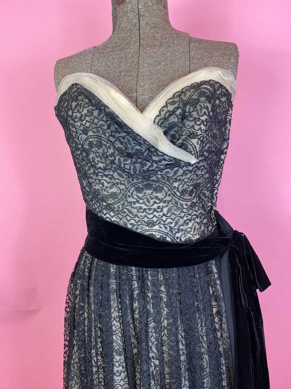 1950s Layered Lace Strapless Dress - image 2