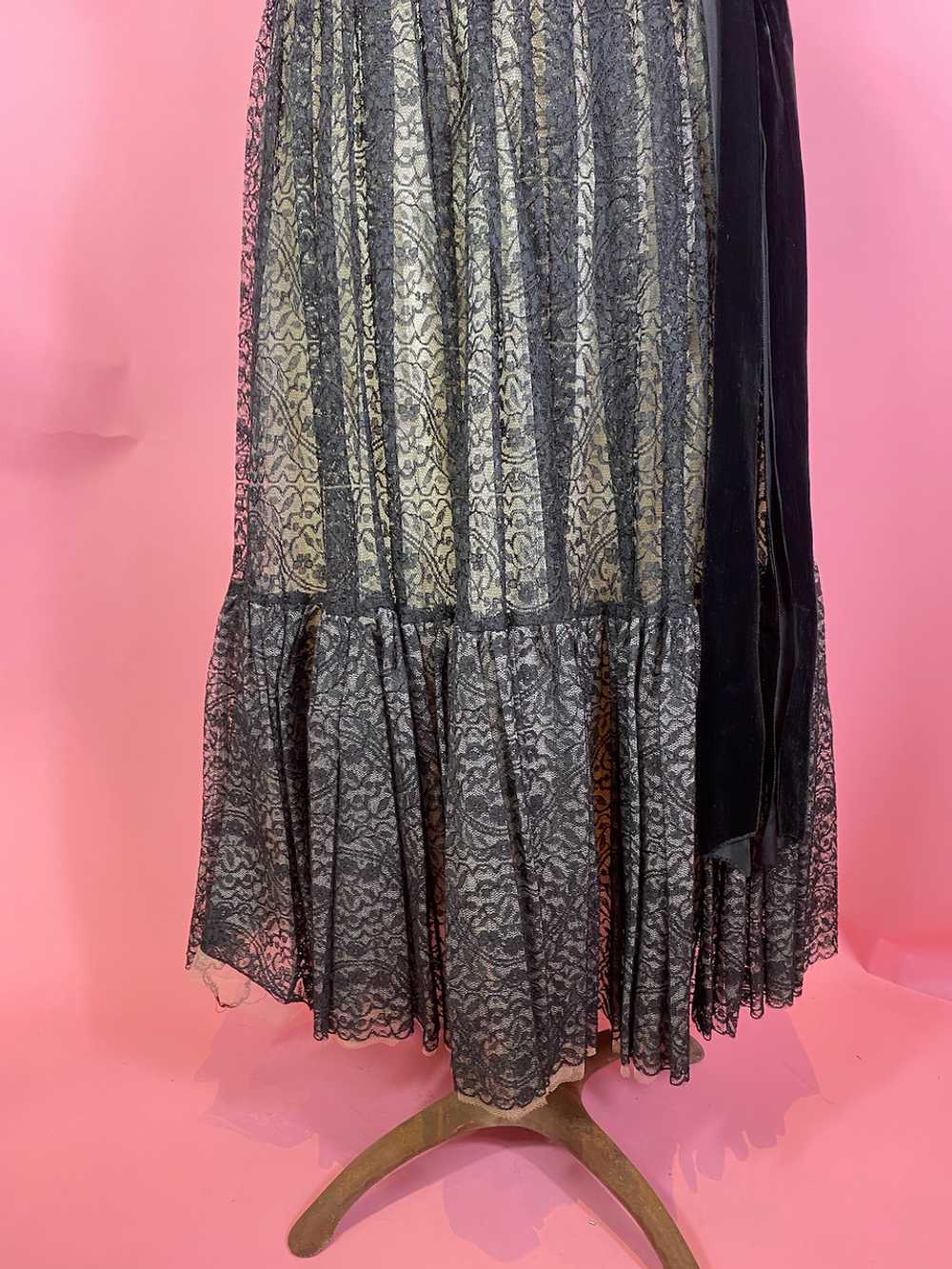 1950s Layered Lace Strapless Dress - image 3
