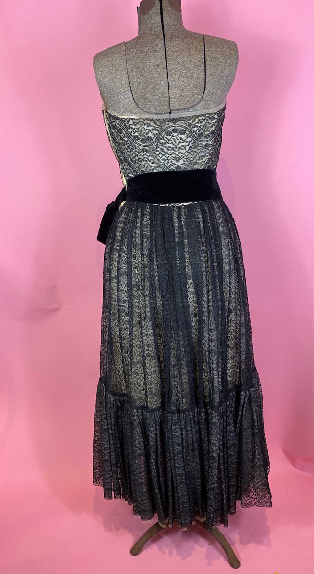 1950s Layered Lace Strapless Dress - image 5