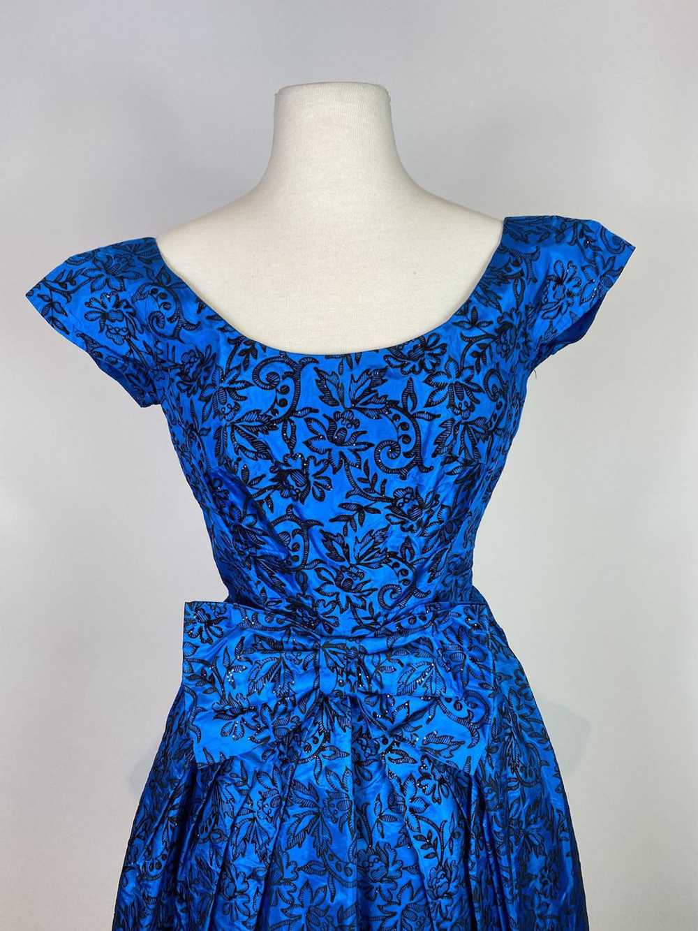 1950s Blue Floral Velvet Party Dress - image 2