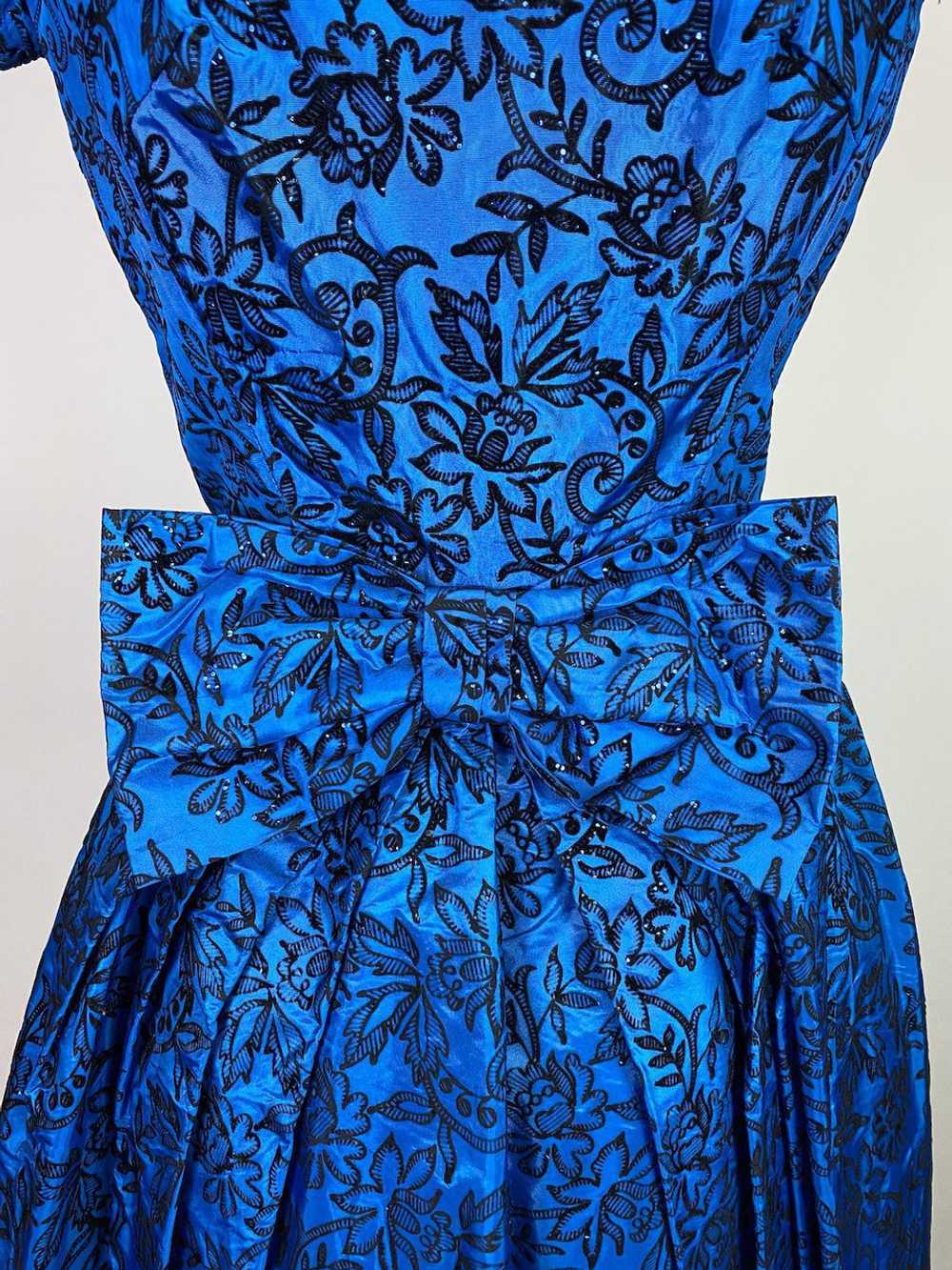 1950s Blue Floral Velvet Party Dress - image 3