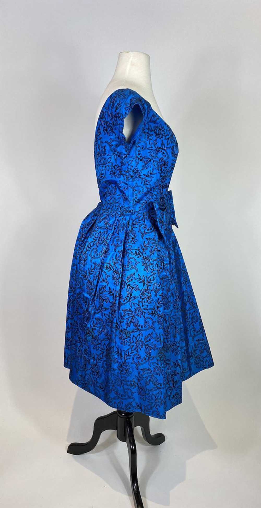 1950s Blue Floral Velvet Party Dress - image 5