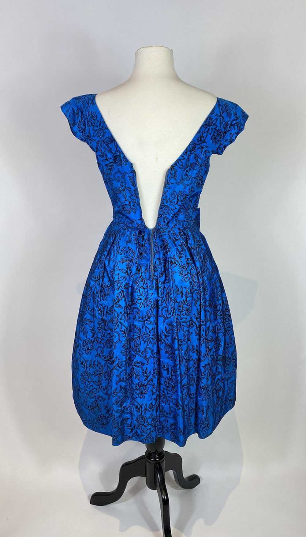 1950s Blue Floral Velvet Party Dress - image 6