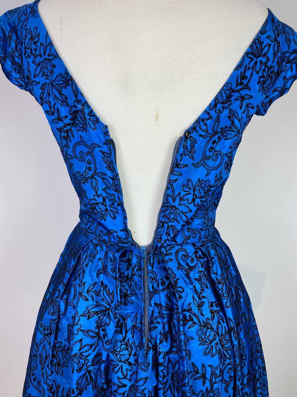 1950s Blue Floral Velvet Party Dress - image 7