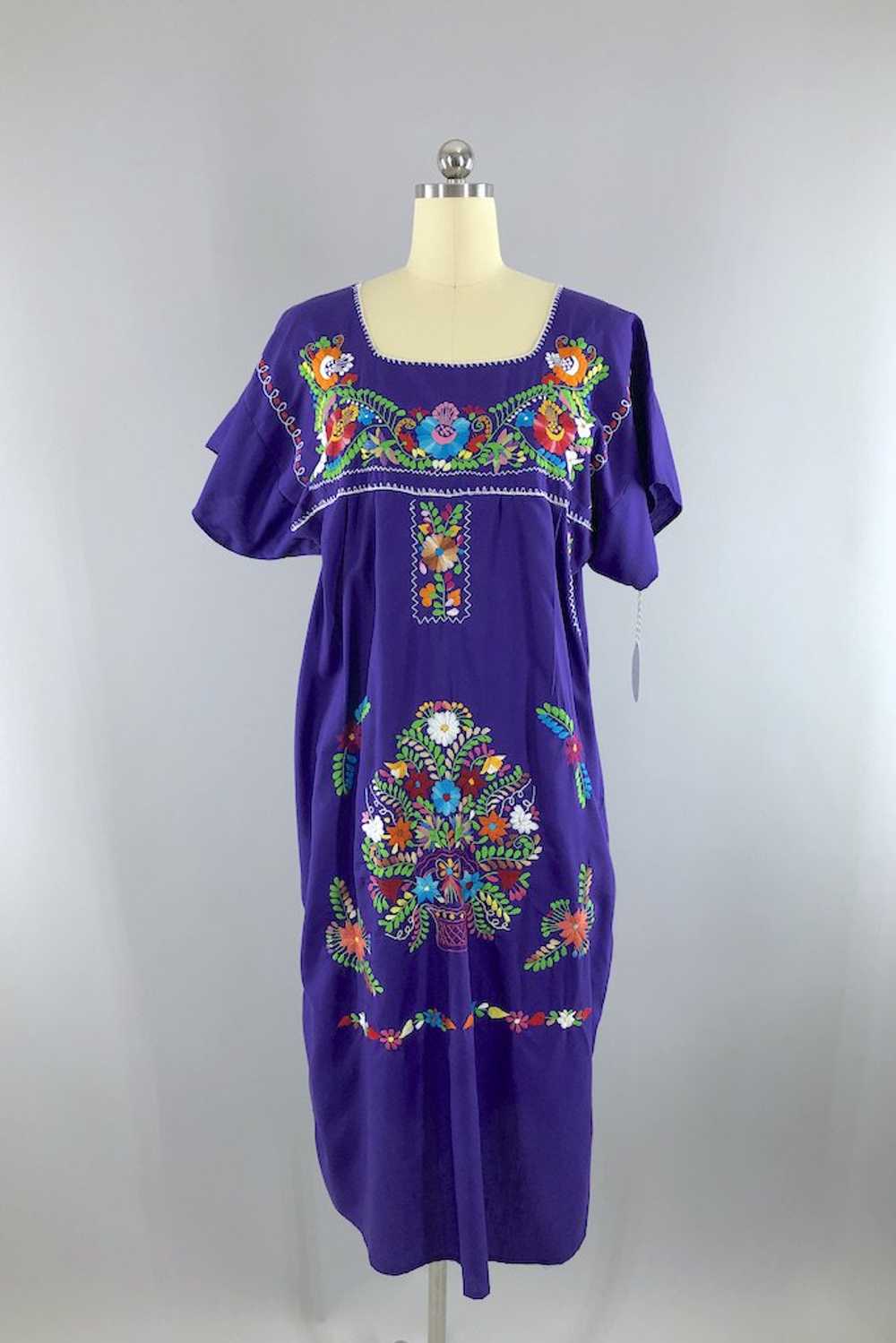 Vintage Embroidered Mexican Dress - Gem