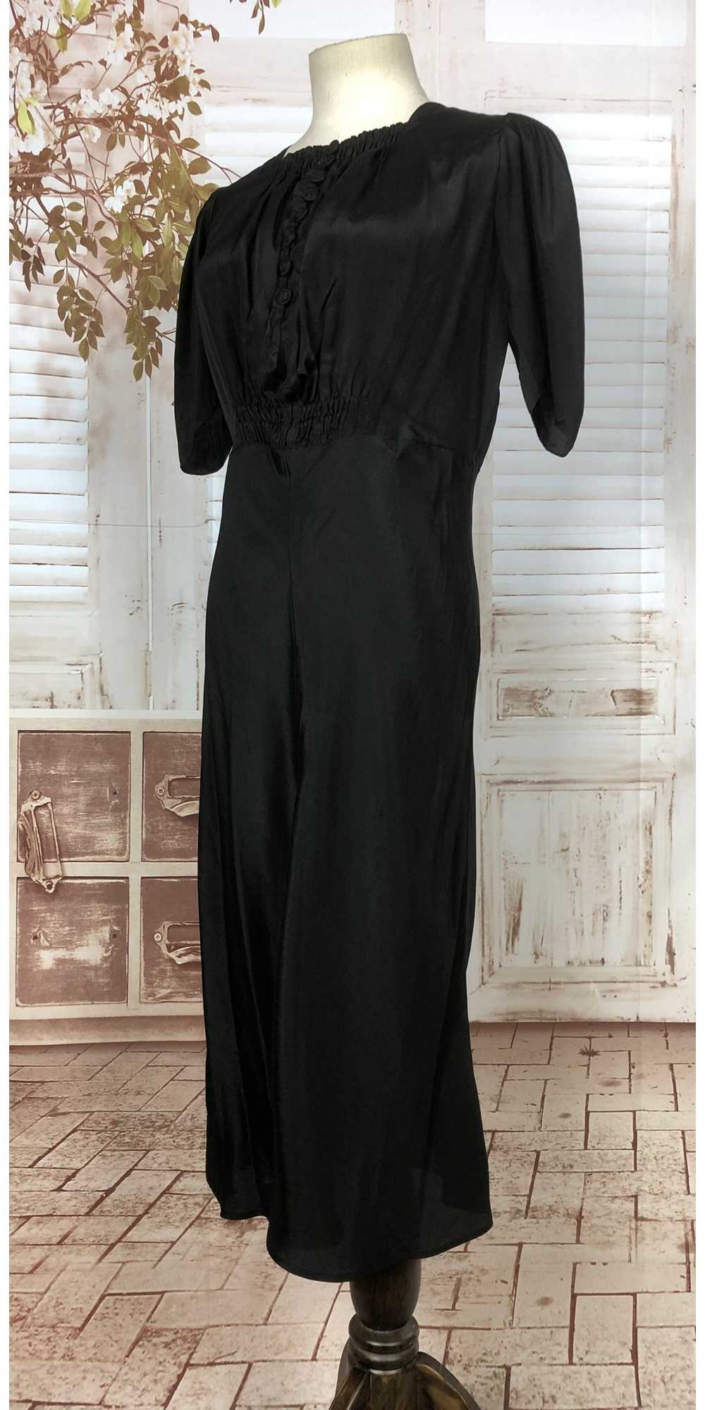 Stunning Original 1930s 30s Black Satin Femme Fat… - image 4