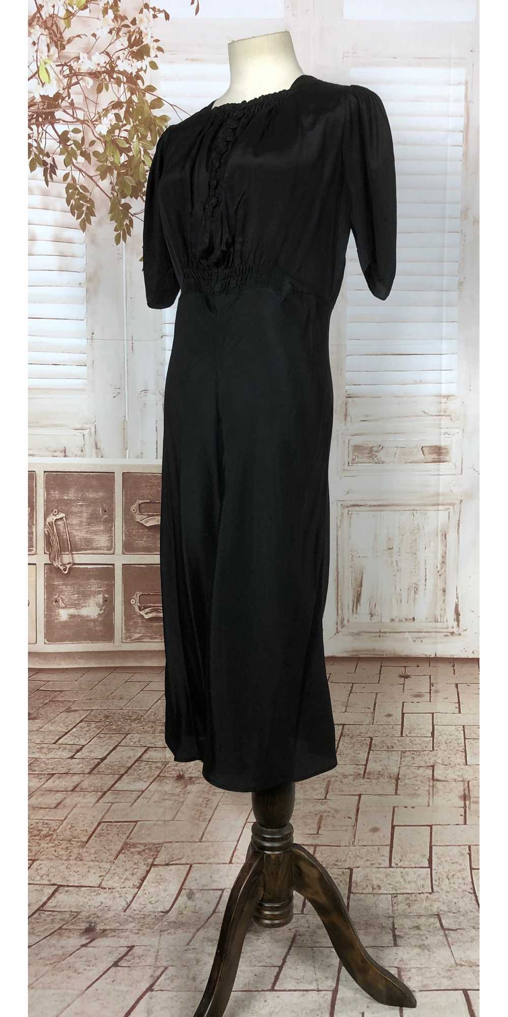 Stunning Original 1930s 30s Black Satin Femme Fat… - image 8