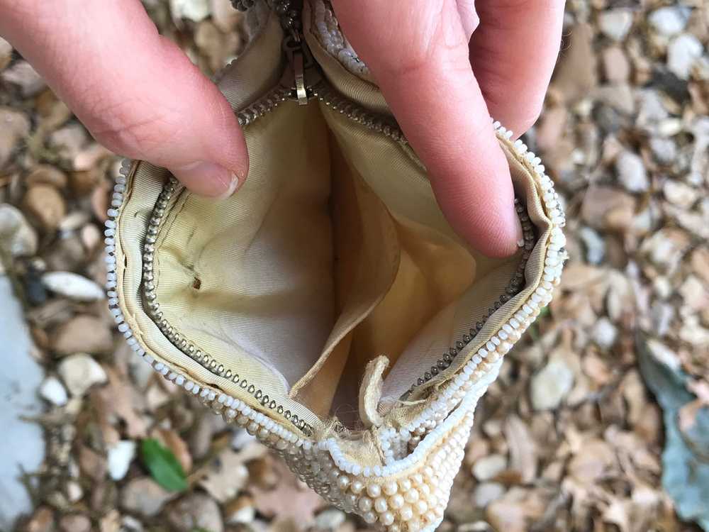 1930's Round White Beaded Handbag - image 2