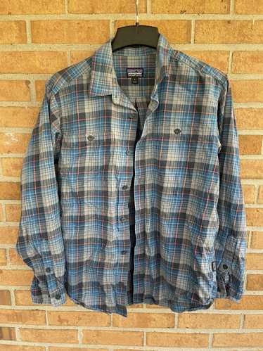 Patagonia Mens patagoina button shirt flannel in a