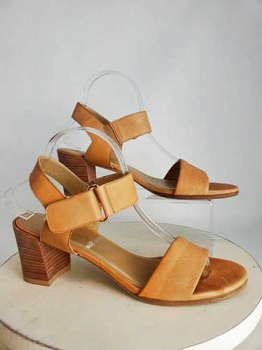 Stuart Weitzman Size 9 Tan Heeled Sandals