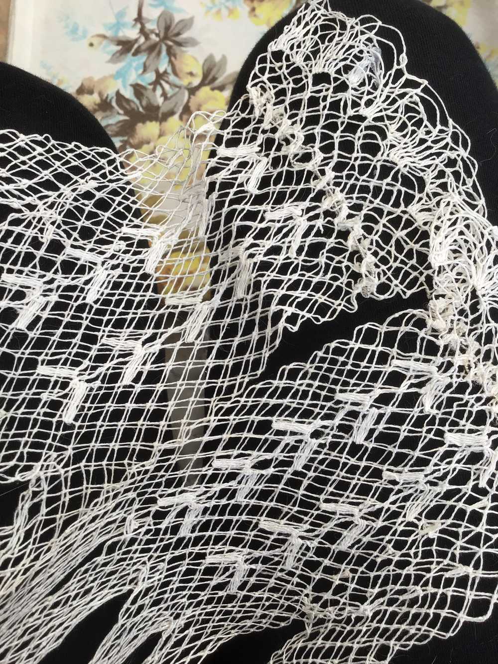 1900s Vintage Edwardian White Fish Net Lacey Glov… - image 3