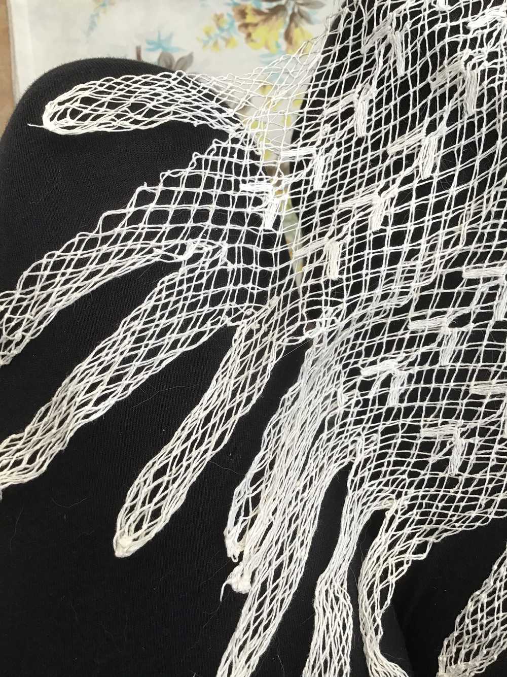 1900s Vintage Edwardian White Fish Net Lacey Glov… - image 5