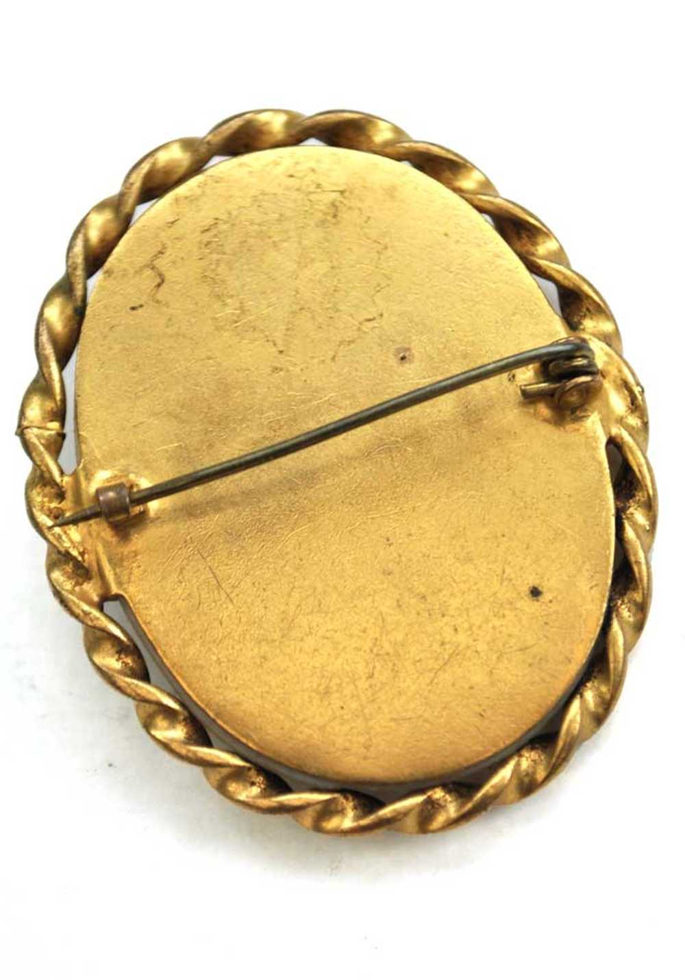 Vintage Cameo Brooch with Twisted Gold Metal Frame - image 2