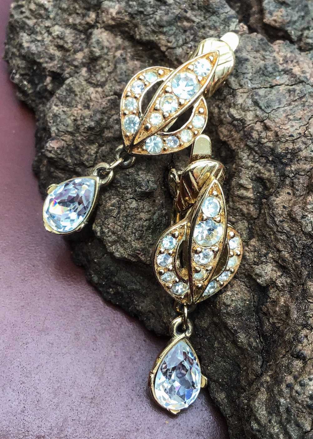 Stunning Vintage Trifari Crystal Dangle Clip On E… - image 1