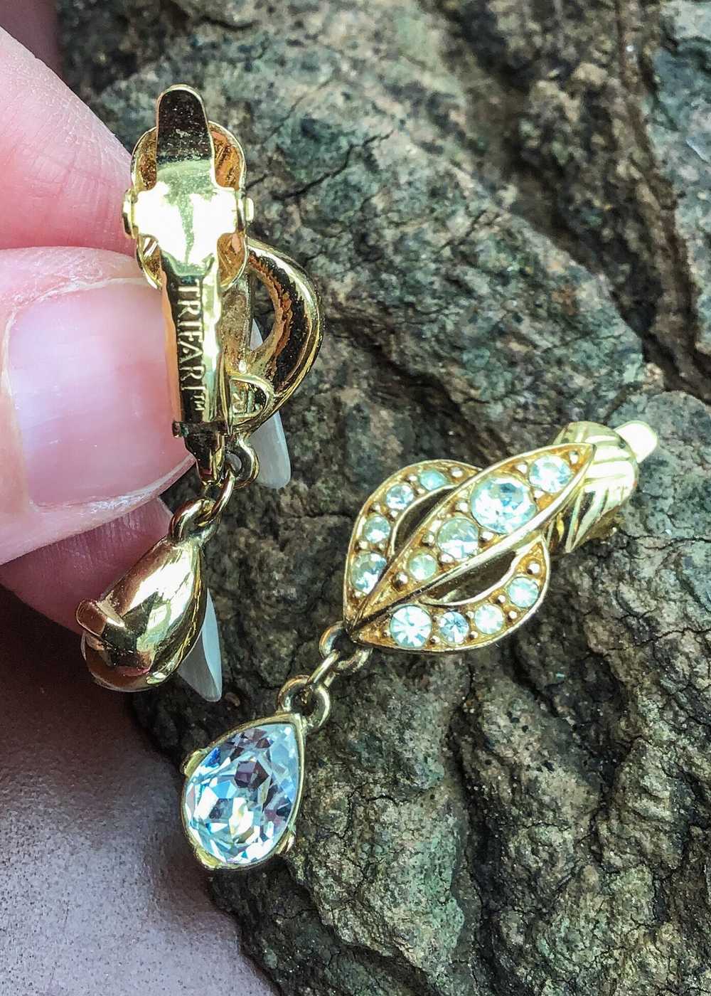 Stunning Vintage Trifari Crystal Dangle Clip On E… - image 2
