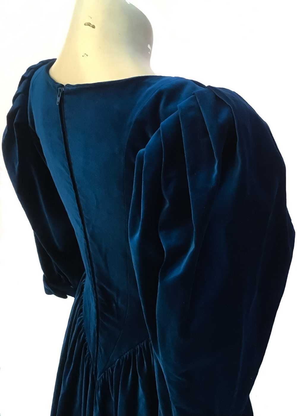 1980s Blue Vintage Velvet Droopy & Browns Victori… - image 3