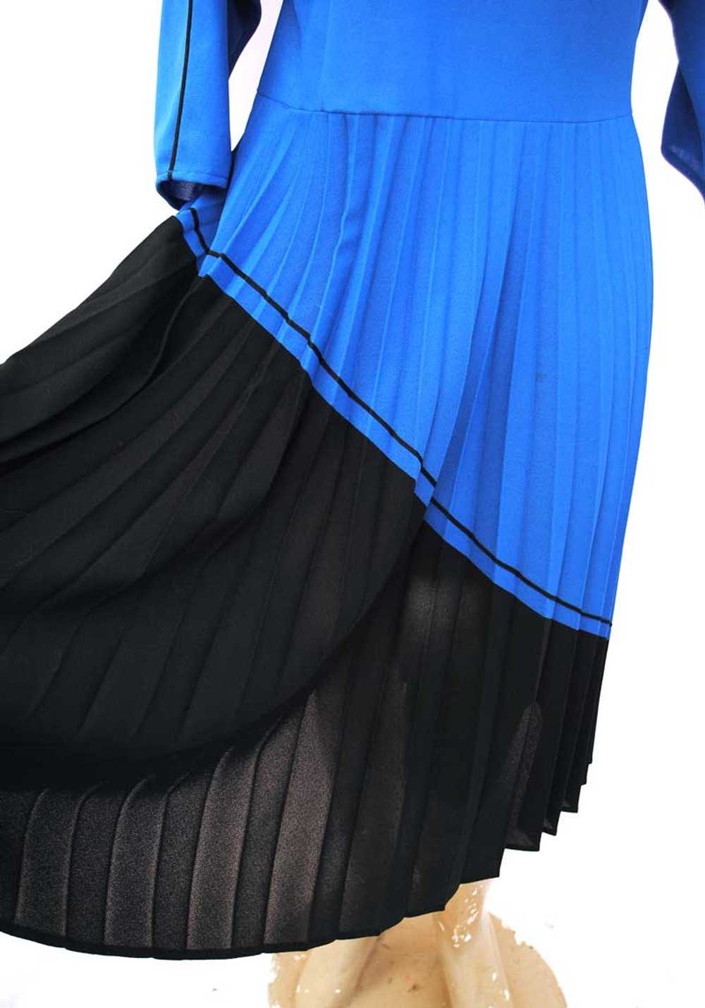 1980s Vintage Blue and Black Pleated Dress - image 2
