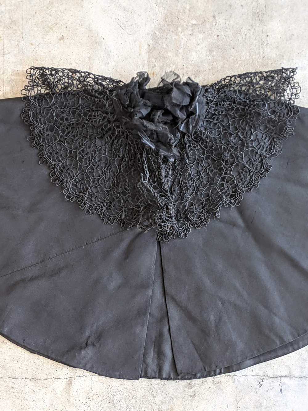 c. 1890s Black Silk Capelet w/ Lace Collar - image 2