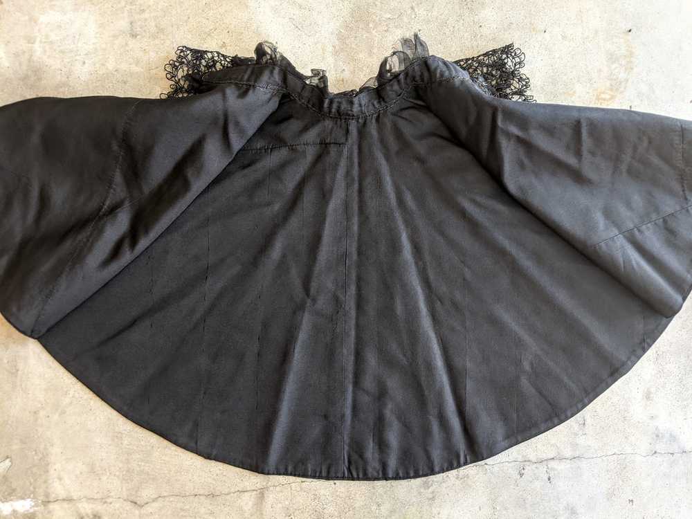 c. 1890s Black Silk Capelet w/ Lace Collar - image 4