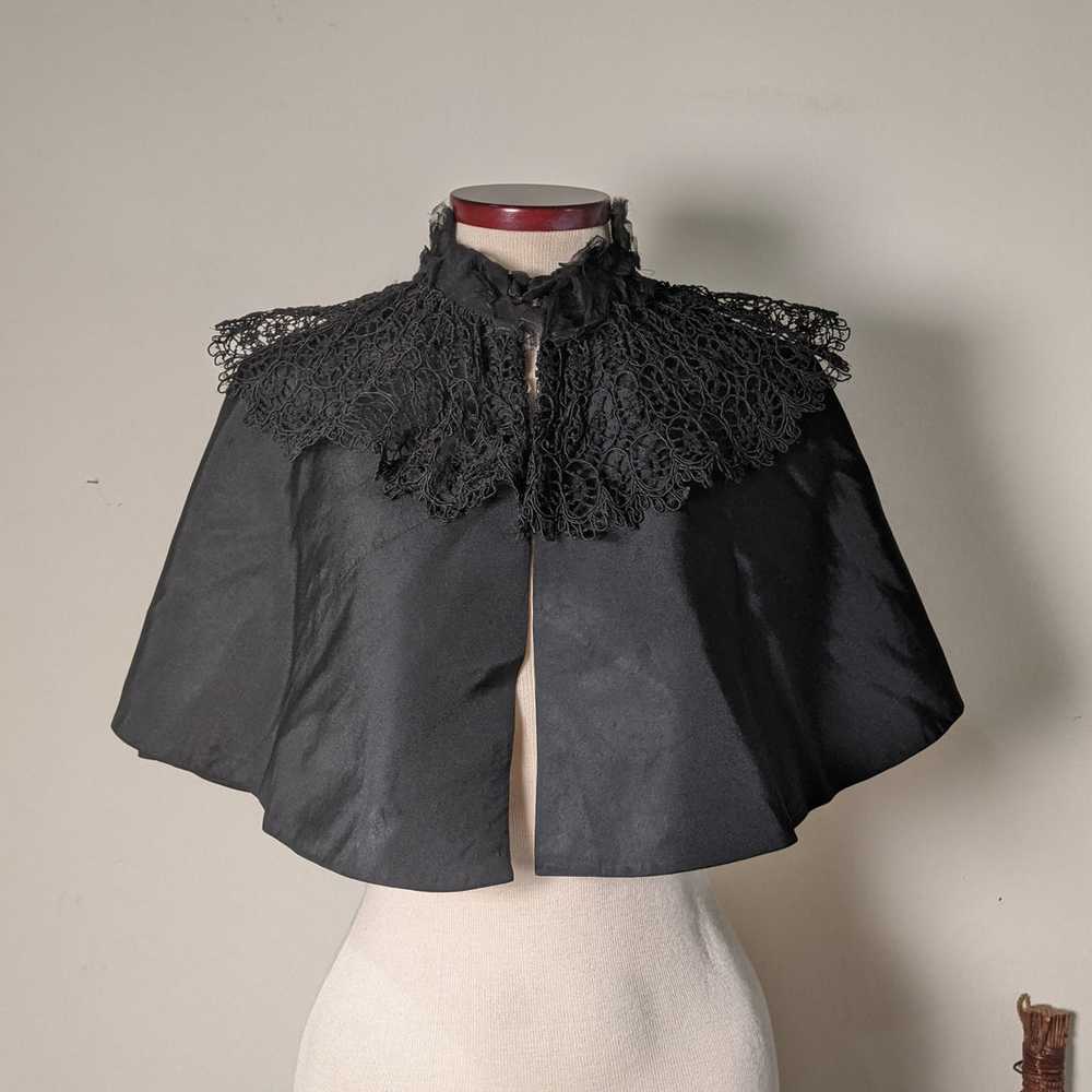 c. 1890s Black Silk Capelet w/ Lace Collar - image 6