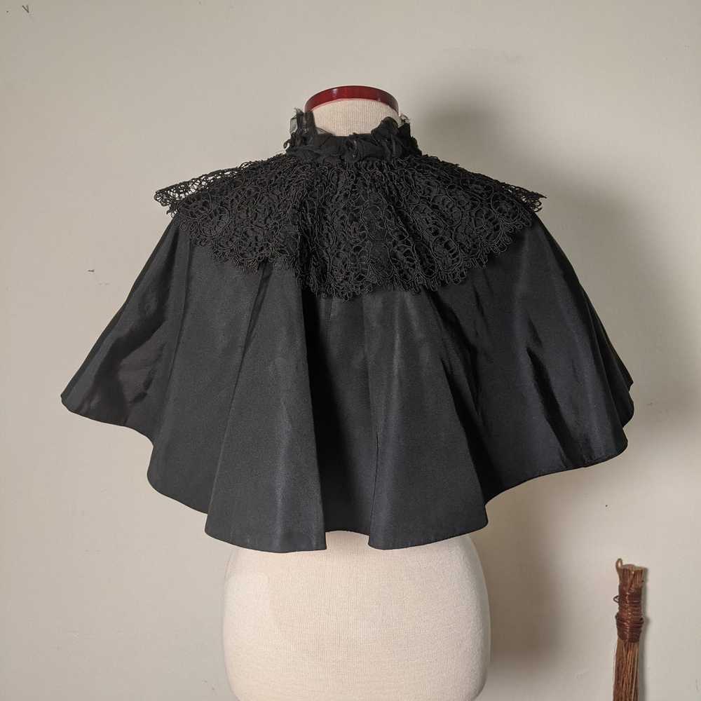 c. 1890s Black Silk Capelet w/ Lace Collar - image 8