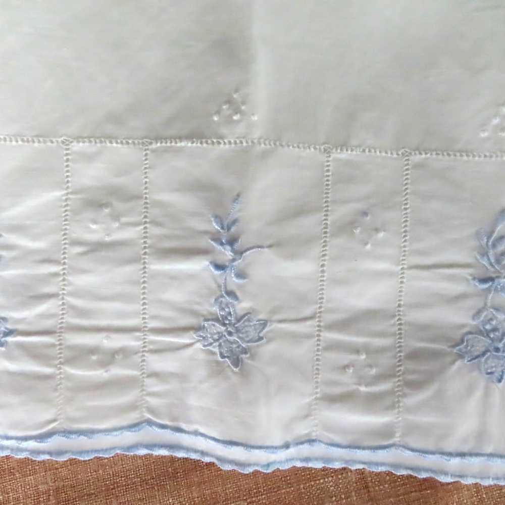 Vintage Embroidered Pillowcase Pair White Cotton … - image 3