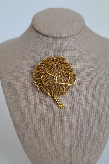 50's Gold Tone Flower Brooch - image 1