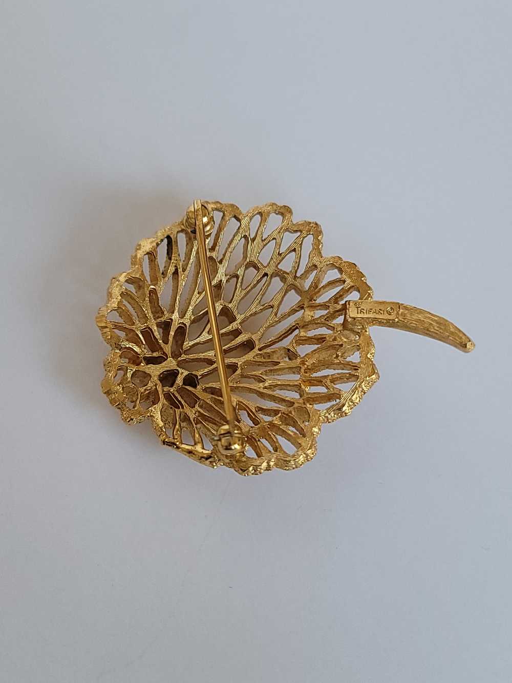 50's Gold Tone Flower Brooch - image 2