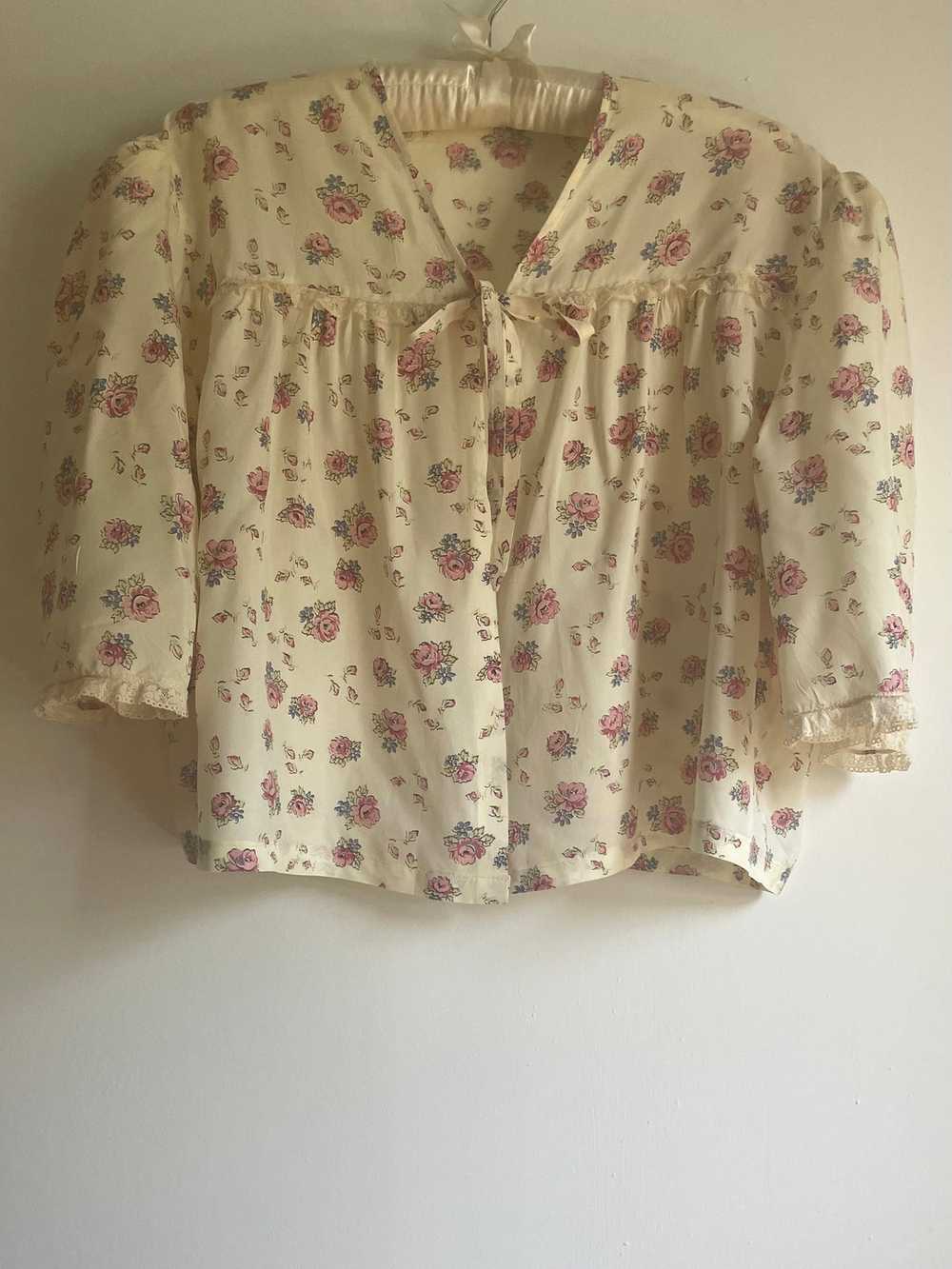 1940s Cream Pink Floral Printed Rayon Bed Jacket … - image 7