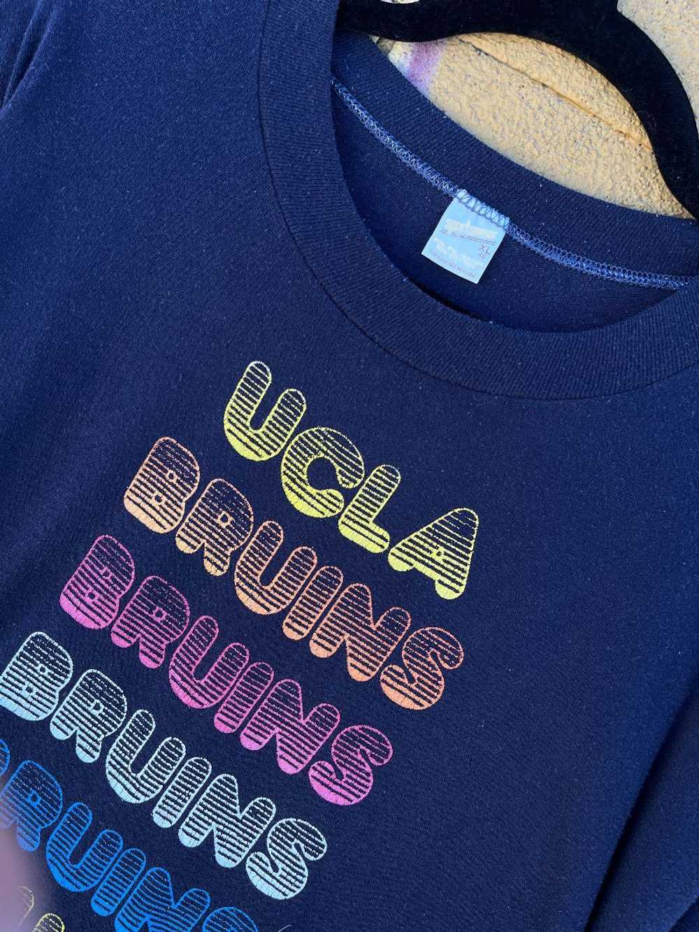 UCLA BRUINS RETRO RAINBOW LOGO GRAPHIC SINGLE STI… - image 5