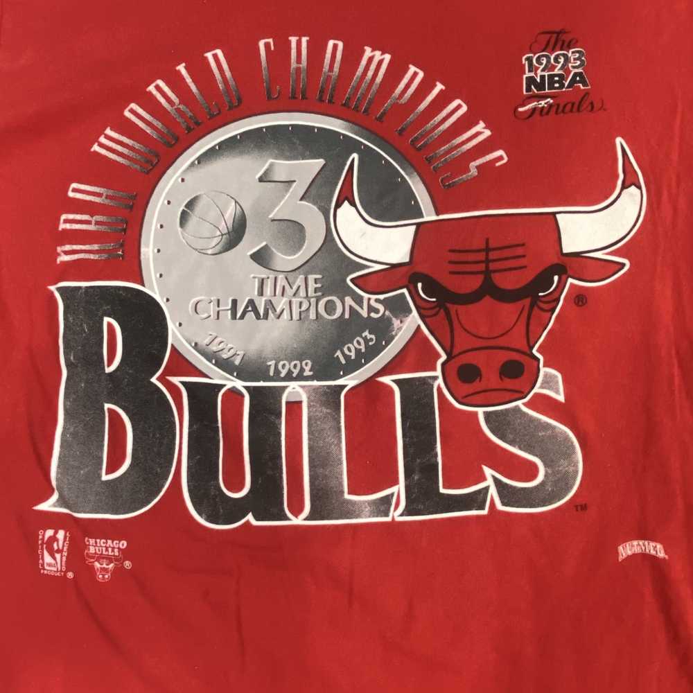 Nutmeg × Vintage Chicago Bulls 1993 NBA Finals T-… - image 2