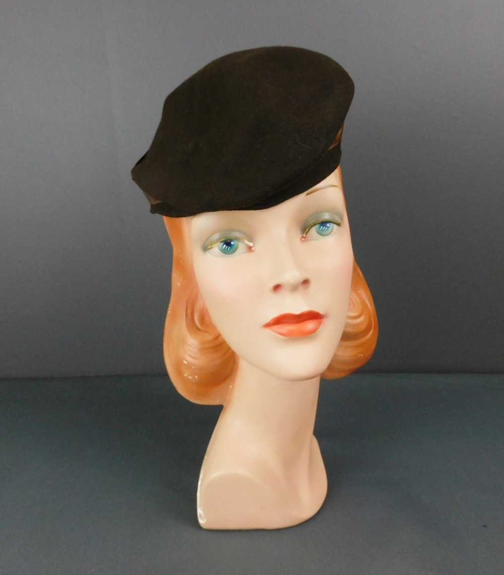 Vintage 1940s Brown Felt Tilt Hat with Satin Ribb… - image 3