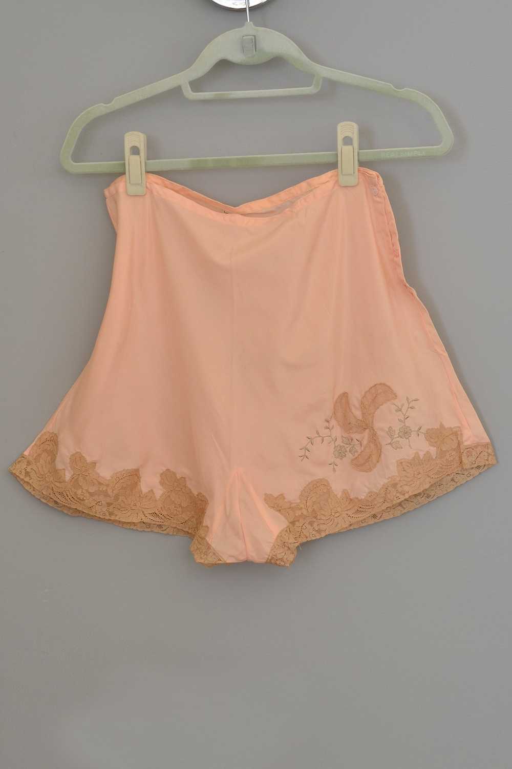 1930s 40s Peach Crepe Embroidered Lace Appliqué P… - image 1