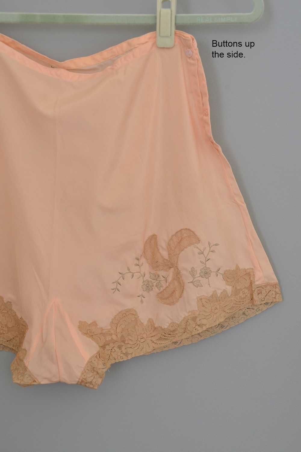 1930s 40s Peach Crepe Embroidered Lace Appliqué P… - image 2