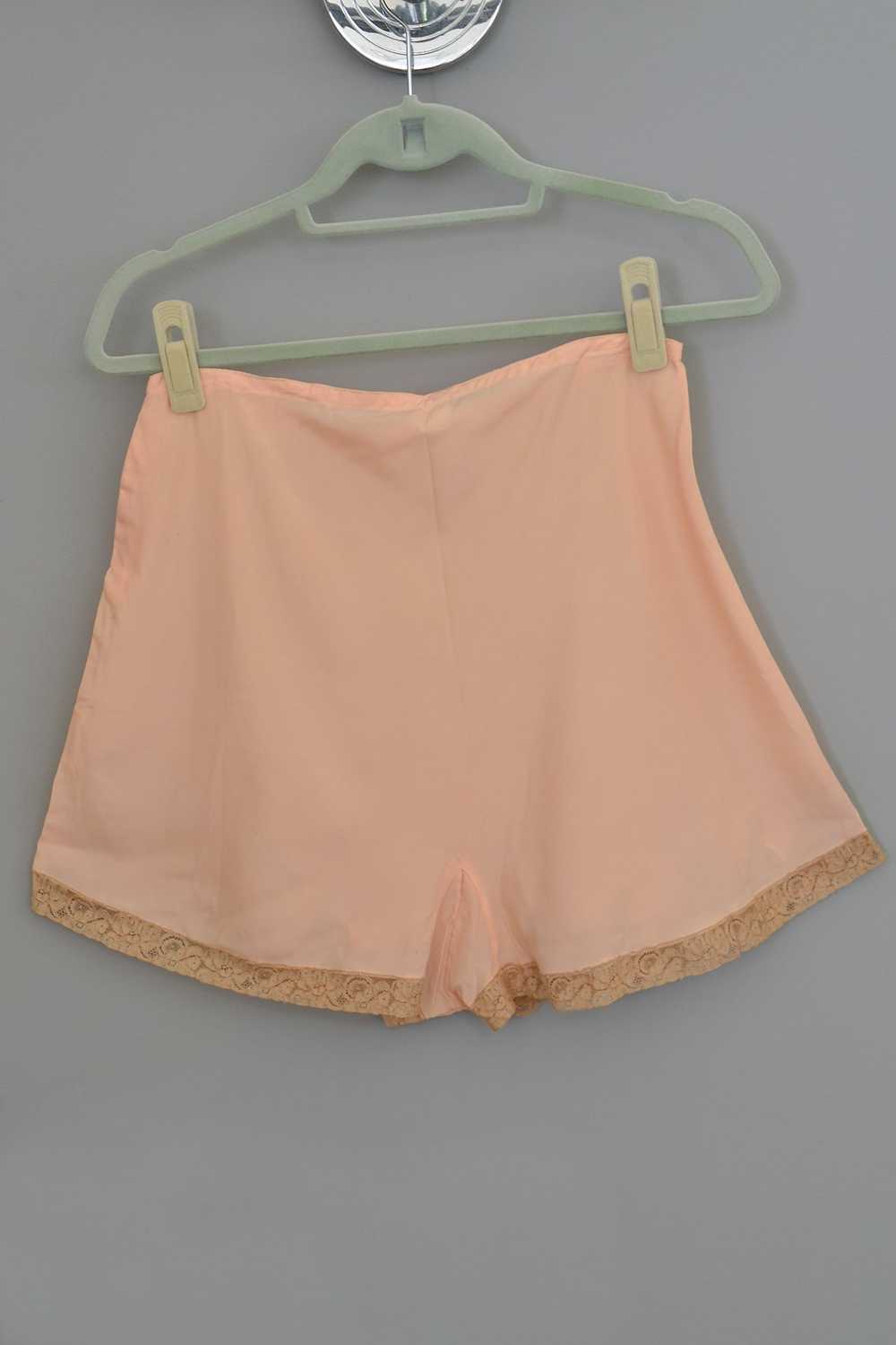 1930s 40s Peach Crepe Embroidered Lace Appliqué P… - image 3