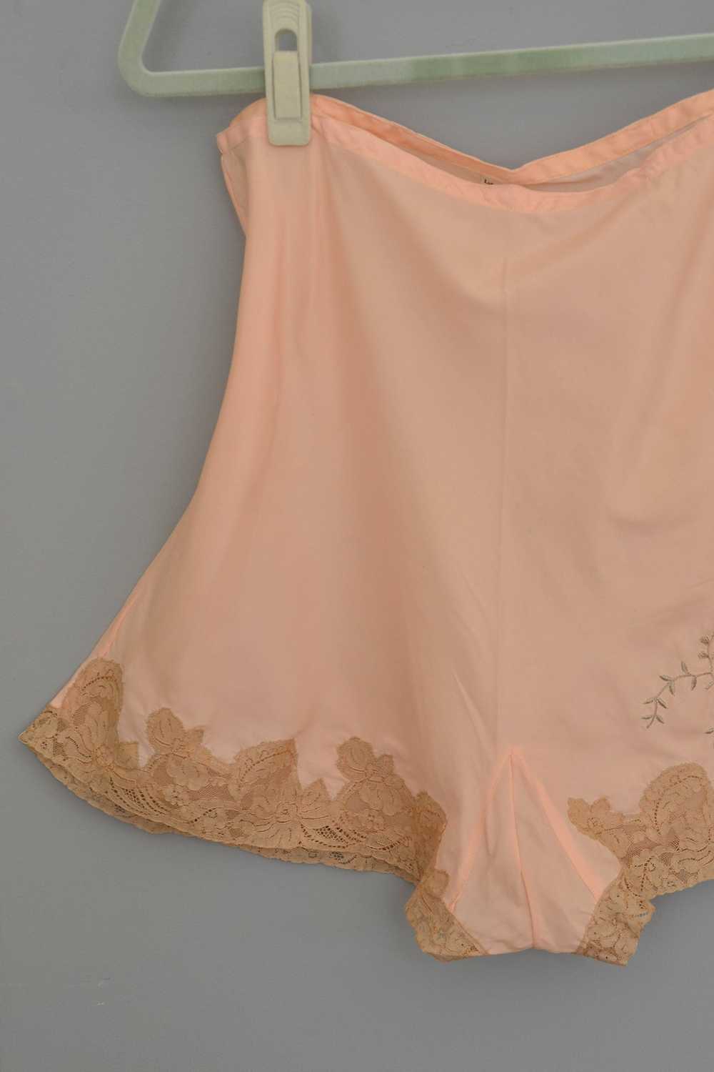 1930s 40s Peach Crepe Embroidered Lace Appliqué P… - image 4